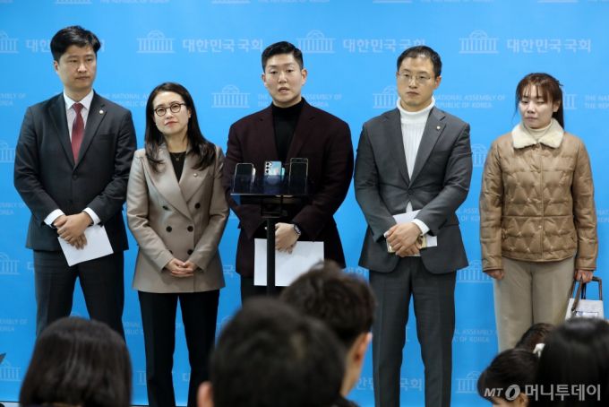 국민의힘 소장파 의원들이 5일 오후 서울 여의도 국회 소통관에서 현안 관련 긴급기자회견을 마친뒤 취재진의 질문에 답하고 있다. 왼쪽부터 우재준, 김소희, 김재섭, 김상욱, 김예지 의원. 2024.12.5/사진=뉴스1 /사진=(서울=뉴스1) 이광호 기자