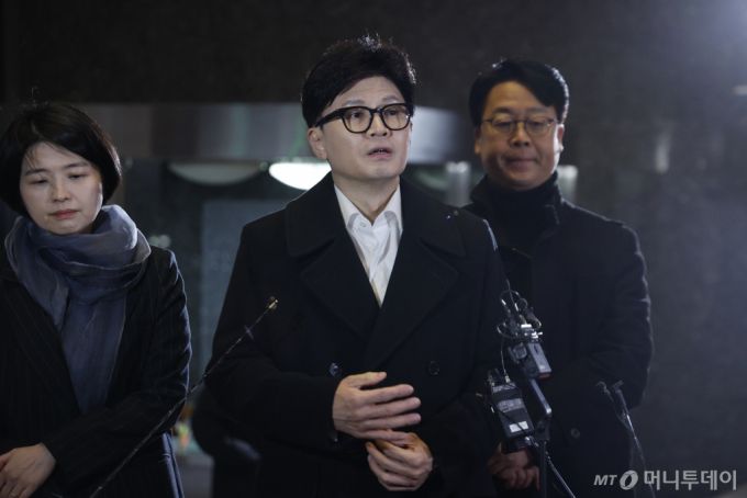 한동훈 국민의힘 대표가 4일 저녁 서울 여의도 국회에서 본회의 대통령 탄핵안 보고 관련 논의를 위해 비공개 의원총회에 참석하며 취재진의 질문에 답하고 있다. 2024.12.4/사진=뉴스1 /사진=(서울=뉴스1) 안은나 기자