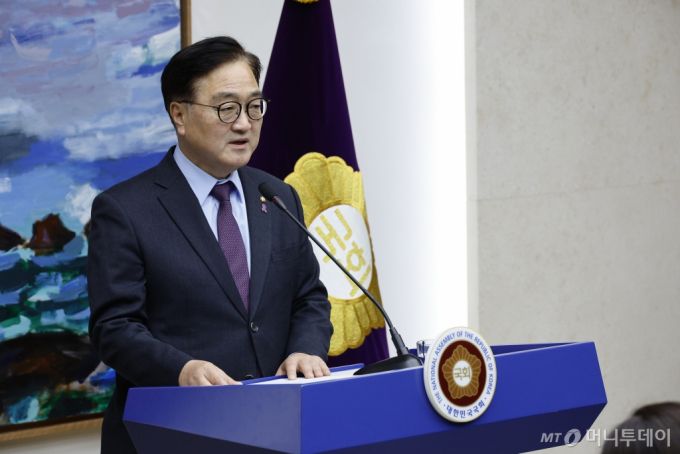 (서울=뉴스1) 안은나 기자 = 우원식 국회의장이 6일 오후 서울 여의도 국회에서 긴급성명을 발표하고 있다. 2024.12.6/뉴스1  Copyright (C) 뉴스1. All rights reserved. 무단 전재 및 재배포,  AI학습 이용 금지. /사진=(서울=뉴스1) 안은나 기자