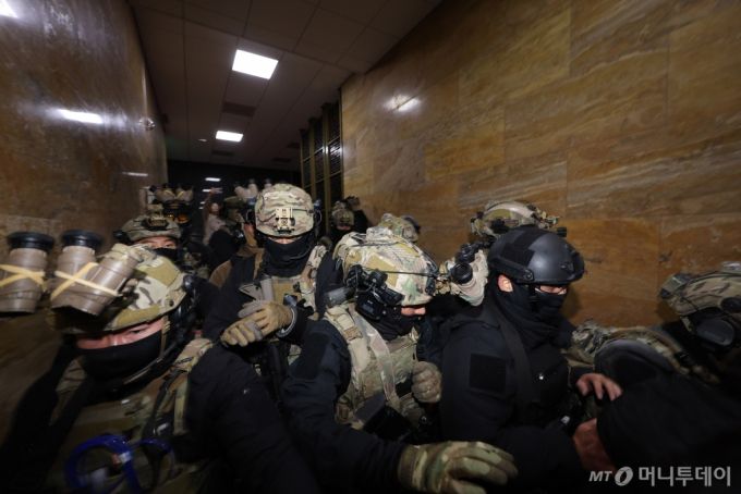 [서울=뉴시스] 조성봉 기자 = 윤석열 대통령이 긴급 대국민 담화를 통해 비상계엄령을 발표한 가운데 4일 서울 여의도 국회 내부로 계엄군이 진입하고 있다. 2024.12.04. suncho21@newsis.com /사진=조성봉
