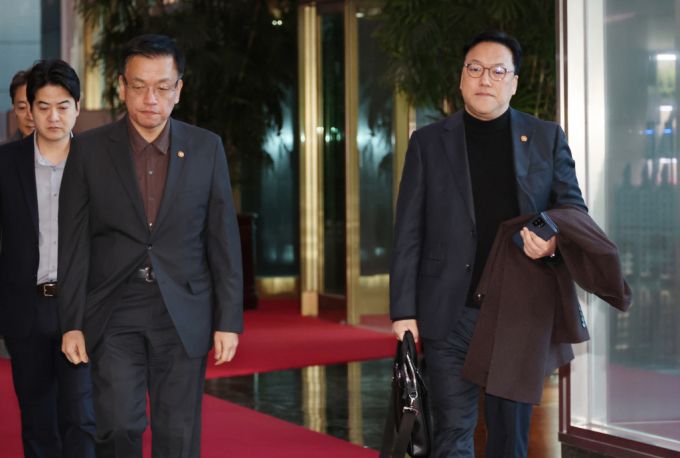 국회에서 윤석열 대통령의 탄핵안이 표결을 앞둔 간운데 최상목(왼쪽) 경제부총리 겸 기획재정부 장관과 김병환 금융위원장이 6일 오전 서울 종로구 정부서울청사에 출근하고 있다. 2024.12.06./사진=뉴시스.