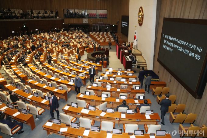 (서울=뉴스1) 이광호 기자 = 국민의힘 의원들이 7일 오후 서울 여의도 국회에서 열린 본회의에서 김건희 특검법(윤석열 대통령 배우자 김건희의 주가조작 사건 등의 진상규명을 위한 특별검사 임명 등에 관한 법률안 재의의 건)에 대한 투표를 마친뒤 본회의장을 나가고 있다. 김건희 특검법은 재적의원 300명중 찬성 198표, 반대 102표로 부결됐다. 2024.12.7/뉴스1  Copyright (C) 뉴스1. All rights reserved. 무단 전재 및 재배포,  AI학습 이용 금지. /사진=(서울=뉴스1) 이광호 기자