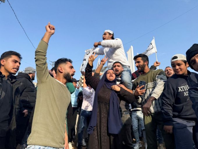 시리아 반정부군이 수도 다마스쿠스를 장악한 8일(현지시간) 트리폴리 시민들이 모여 시리아 반군의 승리를 자축하는 모습./로이터=뉴스1