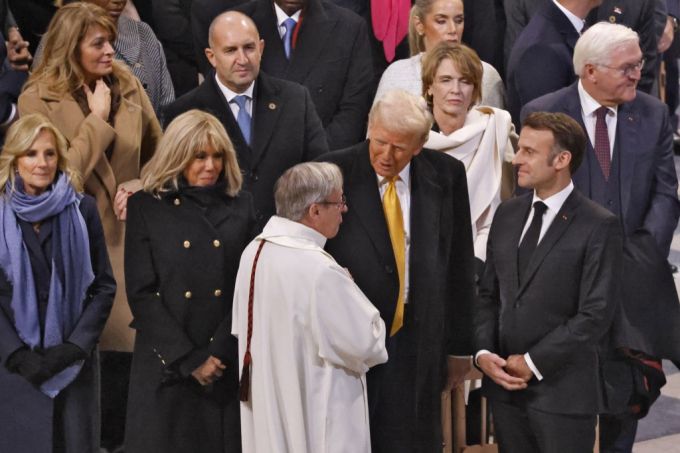 도널드 트럼프 미국 대통령 당선인(가운데)이 에마뉘엘 마크롱 프랑스 대통령(오른쪽)과 함께 7일(현지시간) 노트르담 대성당 재개관 기념식에 참석해 성직자와 대화를 나누고 있다. /AFPBBNews=뉴스1