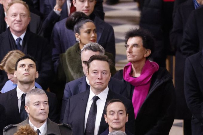 일로 머스크 테슬라 최고경영자(CEO)가 7일(현지시간) 프랑스 파리에서 열린 노르트담 대성당 재개관 기념식에 참석하고 있다. 머스크 CEO는 이날 도널드 트럼프 미국 대통령 당선인 측 인사로 기념식에 참석했다. /AFPBBNews=뉴스1