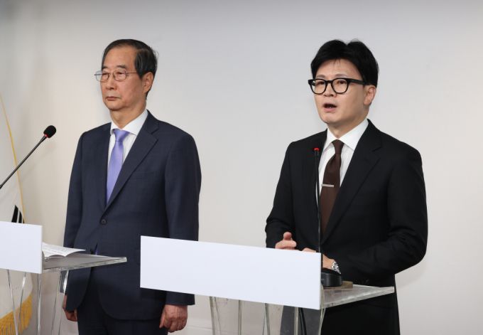 한동훈 국민의힘 대표와 한덕수 국무총리가 8일 서울 여의도 국민의힘 당사에서 대국민 공동 담화를 하고 있다. /사진=뉴시스