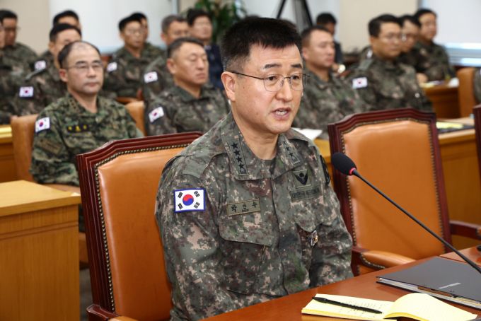 (서울=뉴스1) 김민지 기자 = 박안수 육군참모총장(전 계엄사령관)이 10일 오전 서울 여의도 국회 국방위원회에서 열린 계엄 관련 긴급 현안질의에 출석해 위원 질의에 답하고 있다. 2024.12.10/뉴스1  Copyright (C) 뉴스1. All rights reserved. 무단 전재 및 재배포,  AI학습 이용 금지. /사진=(서울=뉴스1) 김민지 기자