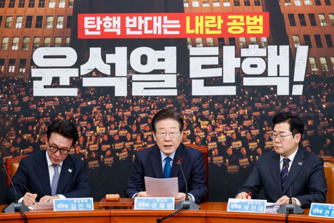 이재명 더불어민주당 대표(가운데)가 10일 오전 서울 여의도 국회에서 열린 최고위원회의에 참석해 모두 발언하고 있다. /사진=뉴스1.