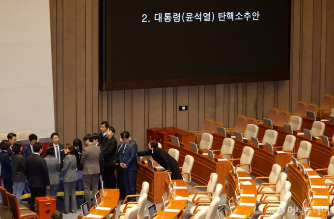 (서울=뉴스1) 안은나 기자 = 7일 오후 서울 여의도 국회 본회의장에서 윤석열 대통령 탄핵소추안이 의결 정족수 195명으로 미달, 투표 불성립으로 인해 폐기되고 있다. 2024.12.7/뉴스1  Copyright (C) 뉴스1. All rights reserved. 무단 전재 및 재배포,  AI학습 이용 금지. /사진=(서울=뉴스1) 안은나 기자