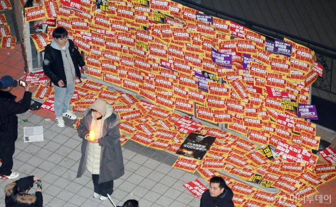 [서울=뉴시스] 황준선 기자 = 10일 오후 서울 여의도 국민의힘 당사 앞에 '내란수괴 윤석열 즉각 탄핵! 시민촛불집회' 참가자들의 윤석열 대통령 탄핵과 국민의힘 해체를 촉구하는 손피켓이 붙어 있다. 2024.12.10. hwang@newsis.com /사진=황준선