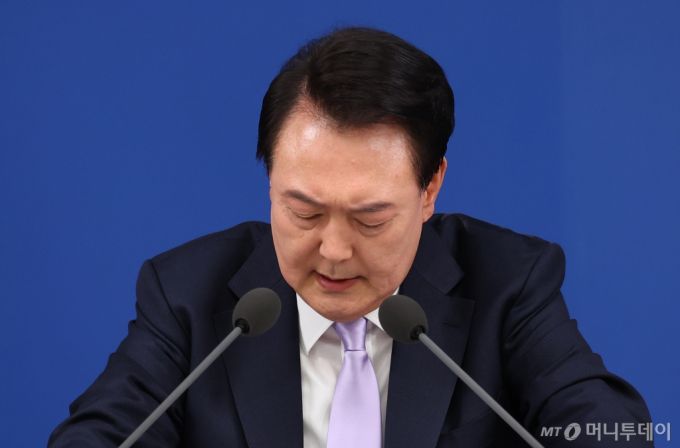 [서울=뉴시스] 최진석 기자 = 윤석열 대통령이 7일 서울 용산 대통령실 청사에서 열린 대국민담화 및 기자회견에서 기자들의 질문을 받고 있다. 2024.11.07. myjs@newsis.com /사진=최진석