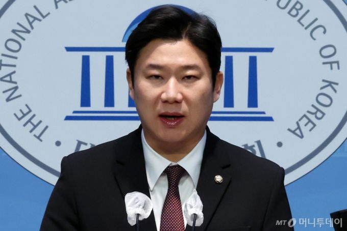 [서울=뉴시스] 조성우 기자 = 진종오 국민의힘 의원이 12일 오후 서울 여의도 국회 소통관에서 윤석열 대통령 탄핵소추안 표결에 찬성표를 던지겠다고 밝히고 있다. 2024.12.12. xconfind@newsis.com /사진=조성우