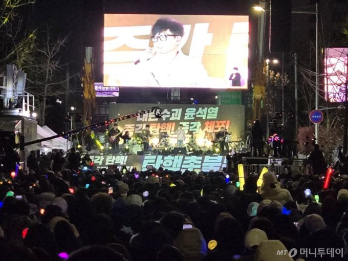 가수 이승환씨가 13일 밤 10시쯤 서울 여의도 산업은행 인근에서 '탄핵 콘서트'를 열고 촛불집회에 참여한 시민들 앞에서 공연하고 있다. /사진=이찬종 기자