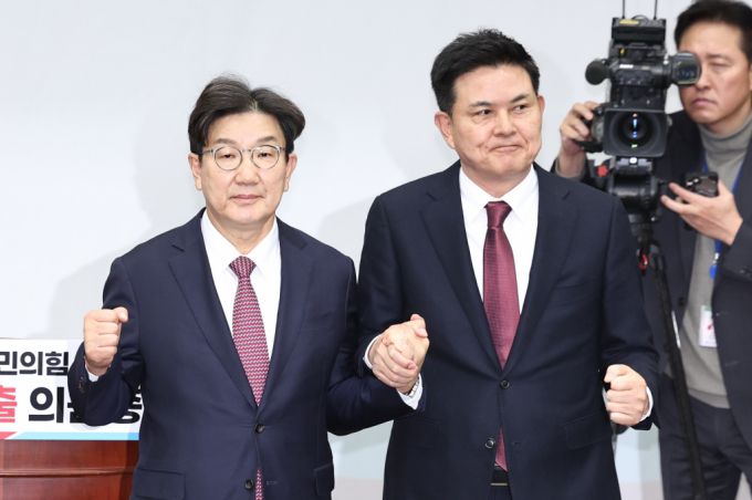 국민의힘 새 원내대표로 선출된 권성동 의원이 12일 오전 서울 여의도 국회에서 열린 원내대표 선출 의원총회에서 김태호 후보와 손을 맞잡고 인사하고 있다. /사진=뉴스1