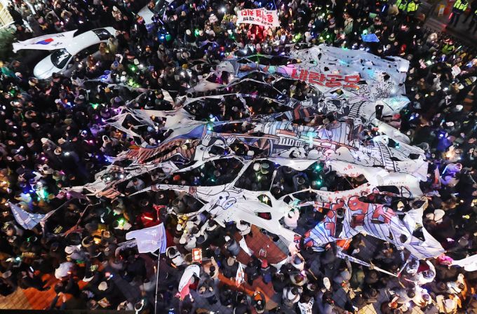 (서울=뉴스1) 김진환 기자 = 윤석열 대통령에 대한 국회의 2차 탄핵소추안 표결을 하루 앞둔 13일 오후 서울 영등포구 여의도 국민의힘 당사 앞에서 시민들이 윤석열 대통령 탄핵과 국민의힘 해체를 촉구하는 퍼포먼스를 펼치고 있다. 2024.12.13/뉴스1  Copyright (C) 뉴스1. All rights reserved. 무단 전재 및 재배포,  AI학습 이용 금지. /사진=(서울=뉴스1) 김진환 기자