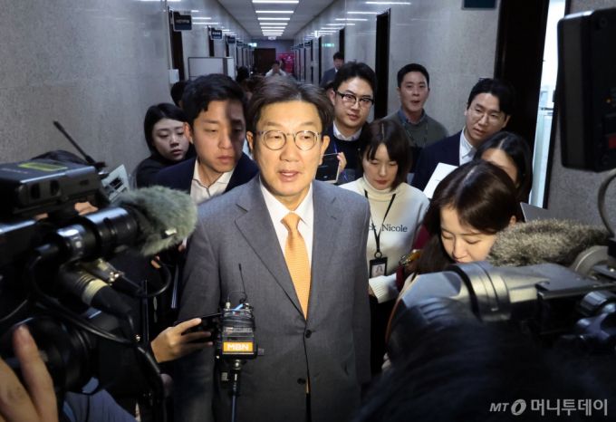 [서울=뉴시스] 조성우 기자 = 권성동 국민의힘 원내대표가 윤석열 대통령 탄핵소추안 표결을 하루 앞둔 13일 오후 서울 여의도 국회에서 비공개 중진의원 회동에 참석하고 있다. 2024.12.13. xconfind@newsis.com /사진=조성우