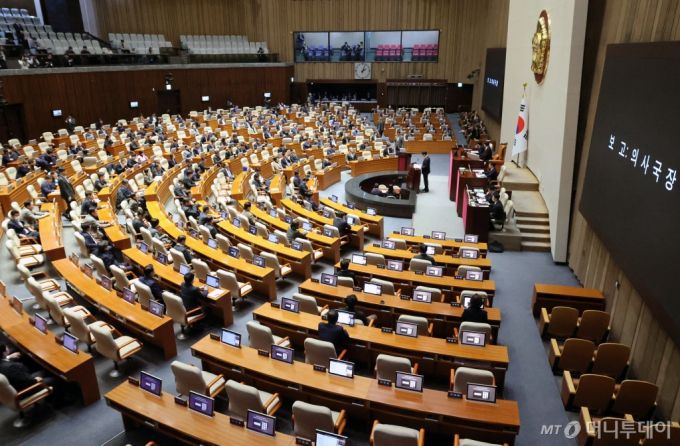 [서울=뉴시스] 조성우 기자 = 13일 오후 서울 여의도 국회에서 열린 제419회국회(임시회) 제3차 본회의에서 정명호 의사국장이 윤석열 대통령 탄핵소추안 등 보고를 하고 있다. 2024.12.13. xconfind@newsis.com /사진=조성우