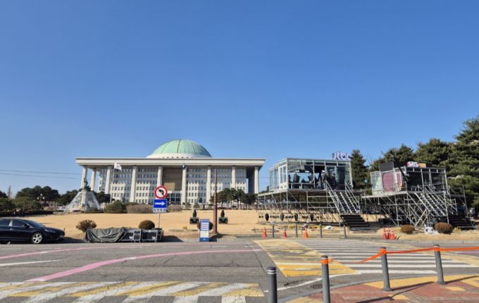 14일 서울 여의도 국회의사당 안 잔디밭에 방송사 부스가 설치된 모습./사진=오문영 기자