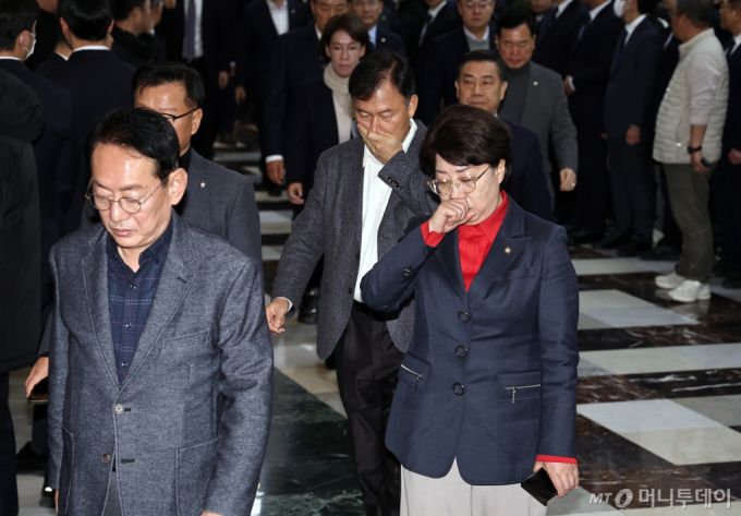 (서울=뉴스1) 구윤성 기자 = 국민의힘 김도읍, 이달희, 윤한홍 등 의원들이 14일 오후 서울 여의도 국회에서 윤석열 대통령에 대한 탄핵소추안이 가결된 뒤 본회의장을 나서고 있다.   윤 대통령 탄핵안은 재적의원 300명이 모두 투표에 참여해 찬성 204표, 반대 85표, 기권 3표, 무효 8표로 가결됐다. 2024.12.14/뉴스1  Copyright (C) 뉴스1. All rights reserved. 무단 전재 및 재배포,  AI학습 이용 금지. /사진=(서울=뉴스1) 구윤성 기자