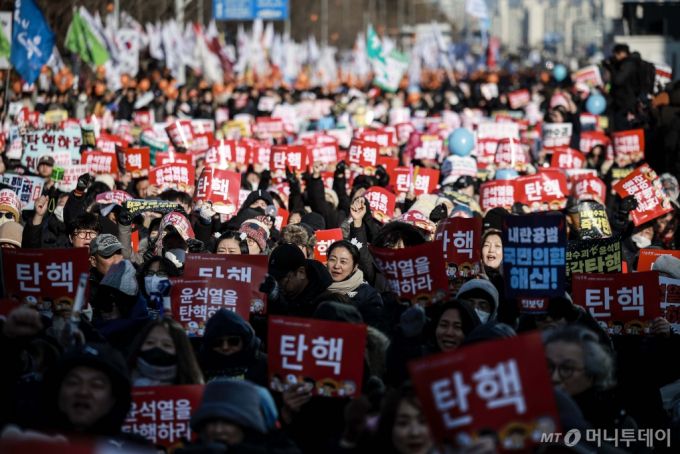 [서울=뉴시스] 정병혁 기자 = 14일 서울 영등포구 국회 앞에서 열린 '내란수괴 윤석열 즉각탄핵' 범국민 촛불대행진에 참가한 시민들이 피켓을 들고 있다. 2024.12.14. jhope@newsis.com /사진=정병혁