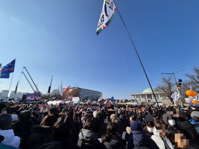 14일 서울 여의도 국회의사당 정문 앞에서 '윤석열 대통령 퇴진'을 요구하는 집회가 열리고 있다./사진=오문영 기자