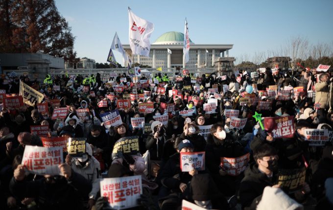 윤석열 대통령 탄핵소추안 재표결을 앞둔 14일 서울 영등포구 국회 앞에서 열린 '내란수괴 윤석열 즉각탄핵' 범국민 촛불대행진에서 시민들이 피켓을 들고 있다. /사진=뉴시스