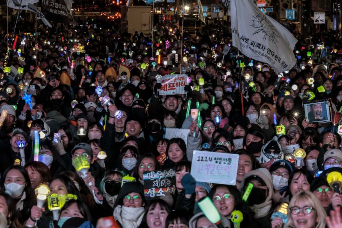[서울=뉴시스] 정병혁 기자 = 윤석열 대통령 탄핵소추안 재표결이 가결된 14일 서울 영등포구 국회 앞에서 열린 '내란수괴 윤석열 즉각탄핵' 범국민 촛불대행진에서 시민들이 기뻐하고 있다. 2024.12.14. jhope@newsis.com /사진=정병혁