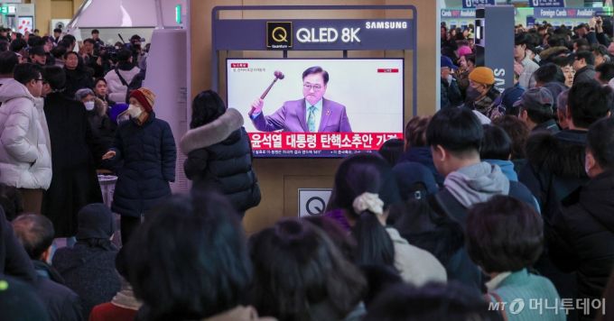 (서울=뉴스1) 김성진 기자 = 14일 서울 용산구 서울역 대합실에서 시민들이 윤석열 대통령에 대한 국회의 탄핵소추안이 가결되자 기뻐하고 있다.   이날 국회 본회의에선 재적의원 300명 전원이 투표에 참석, 이 중 204명 의원의 찬성으로 윤 대통령에 대한 탄핵소추안을 가결했다. 반대는 85명, 기권은 3표, 무효는 8표였다. 2024.12.14/뉴스1  Copyright (C) 뉴스1. All rights reserved. 무단 전재 및 재배포,  AI학습 이용 금지. /사진=(서울=뉴스1) 김성진 기자