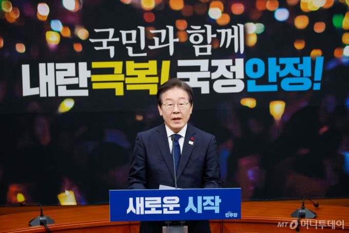 (서울=뉴스1) 안은나 기자 = 이재명 더불어민주당 대표가 15일 서울 여의도 국회에서 윤석열 대통령 탄핵 가결과 관련, 국정안전협의체 구성 등을 제안하며 기자회견을 하고 있다. 2024.12.15/뉴스1  Copyright (C) 뉴스1. All rights reserved. 무단 전재 및 재배포,  AI학습 이용 금지. /사진=(서울=뉴스1) 안은나 기자