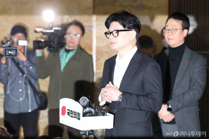 윤석열 대통령 탄핵안이 가결된 14일 오후 서울 여의도 국회 로텐더홀에서 한동훈 국민의힘 대표가 의원총회를 마치고 발언하고 있다.  2024.12.14. /사진=뉴시스 /사진=권창회