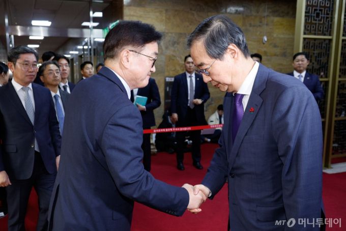 우원식 국회의장(왼쪽)이 15일 서울 여의도 국회에서 한덕수 대통령 권한대행 겸 국무총리를 접견하고 있다. 2024.12.15/사진=뉴스1 /사진=(서울=뉴스1) 안은나 기자