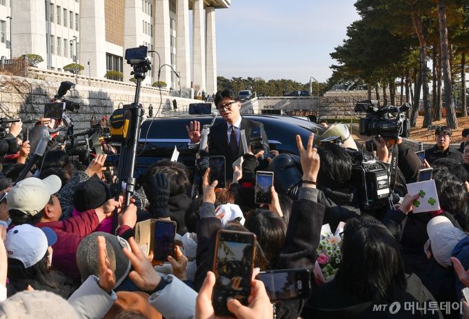 당대표 사퇴 의사를 밝힌 한동훈 국민의힘 대표가 16일 오전 서울 여의도 국회를 나서며 지지자들을 향해 인사하고 있다. (공동취재) 2024.12.16/사진=뉴스1 /사진=(서울=뉴스1) 이재명 기자