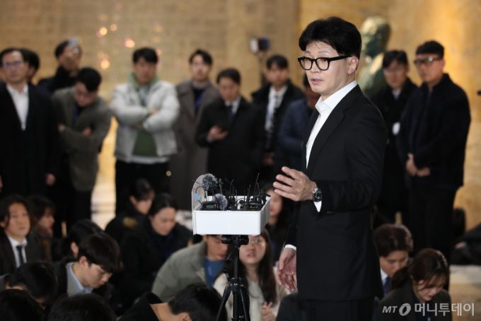 한동훈 국민의힘 대표가 윤석열 대통령 탄핵안이 가결된 14일 오후 서울 여의도 국회에서 입장을 밝히고 있다. 2024.12.14/사진=뉴스1 /사진=(서울=뉴스1) 이광호 기자