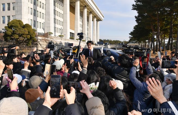 (서울=뉴스1) 이재명 기자 = 당대표 사퇴 의사를 밝힌 한동훈 국민의힘 대표가 16일 오전 서울 여의도 국회를 나서고 있다. (공동취재) 2024.12.16/뉴스1  Copyright (C) 뉴스1. All rights reserved. 무단 전재 및 재배포,  AI학습 이용 금지. /사진=(서울=뉴스1) 이재명 기자
