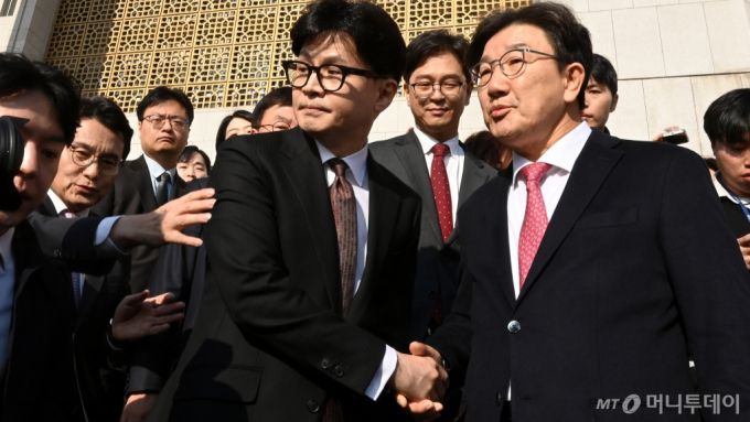 (서울=뉴스1) 안은나 기자 = 한동훈 국민의힘 대표가 16일 오전 서울 여의도 국회에서 당대표직 사퇴 기자회견을 마친 뒤 국회를 떠나며 권성동 원내대표와 악수하고 있다. (공동취재) 2024,12,16/뉴스1  Copyright (C) 뉴스1. All rights reserved. 무단 전재 및 재배포,  AI학습 이용 금지. /사진=(서울=뉴스1) 안은나 기자