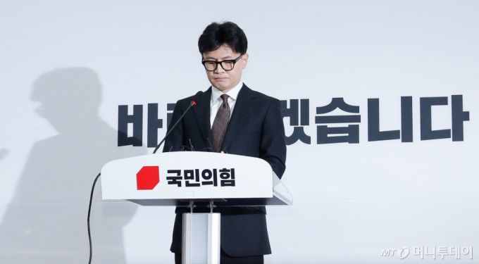 한동훈 국민의힘 대표가 16일 오전 서울 여의도 국회에서 당대표직 사퇴 발표 기자회견을 하고 있다. 2024.12.16/사진=뉴스1 /사진=(서울=뉴스1) 안은나 기자