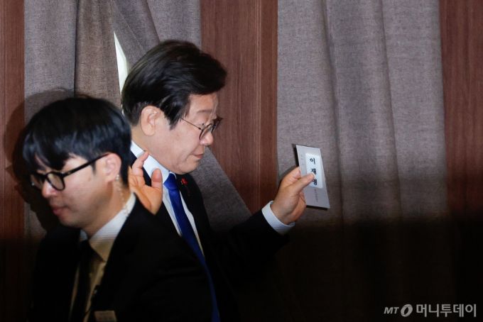 이재명 더불어민주당 대표가 14일 오후 서울 여의도 국회에서 열린 제419회국회(임시회) 제4차 본회의에서 윤석열 대통령 탄핵소추안 무기명 투표를 한 뒤 기표소를 나서고 있다. 2024.12.14/사진=뉴스1 /사진=(서울=뉴스1) 안은나 기자