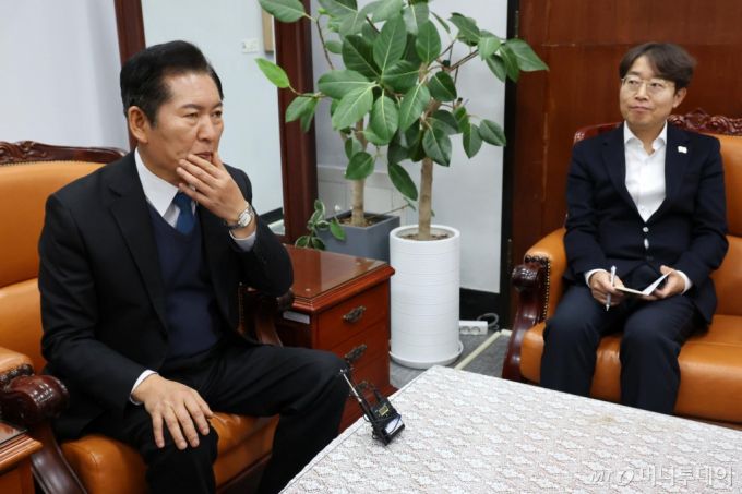 [서울=뉴시스] 조성우 기자 = 17일 오후 서울 여의도 국회 법제사법위원회 위원장실에서 윤석열 대통령 탄핵소추위원단 1차 회의가 정청래(왼쪽) 탄핵소추단장 주재로 열리고 있다.  탄핵소추위원으로는 박범계·이춘석·이성윤·박균택·김기표·박선원·이용우 의원 등 민주당 의원 9명, 박은정 조국혁신당 의원, 천하람 개혁신당 의원으로 총 11명이 활동한다.2024.12.17. xconfind@newsis.com /사진=조성우