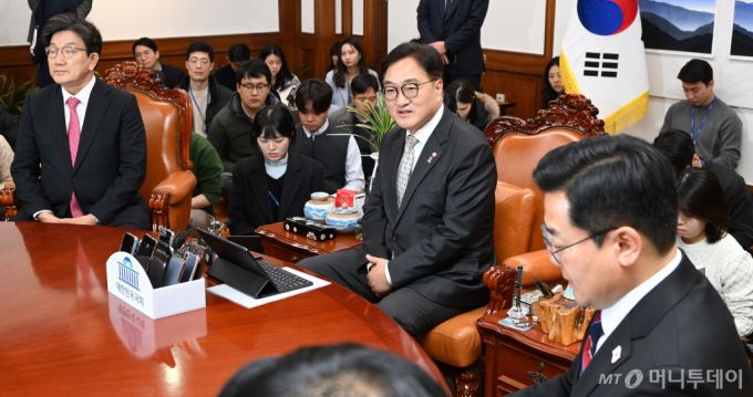 우원식 국회의장이 17일 오후 서울 여의도 국회에서 열린 국회의장 주재 여야 원내대표 회동에서 인사말을 하고 있다. (공동취재) 2024.12.17. /사진=뉴시스