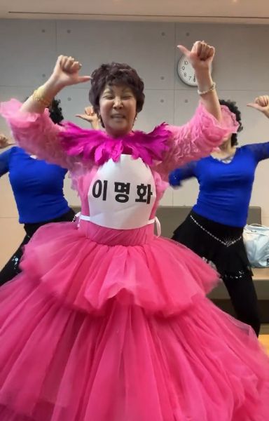 랄랄이 MBC 음악중심 대기실에서 동영상을 촬영해 올렸다./사진=랄랄 틱톡 계정