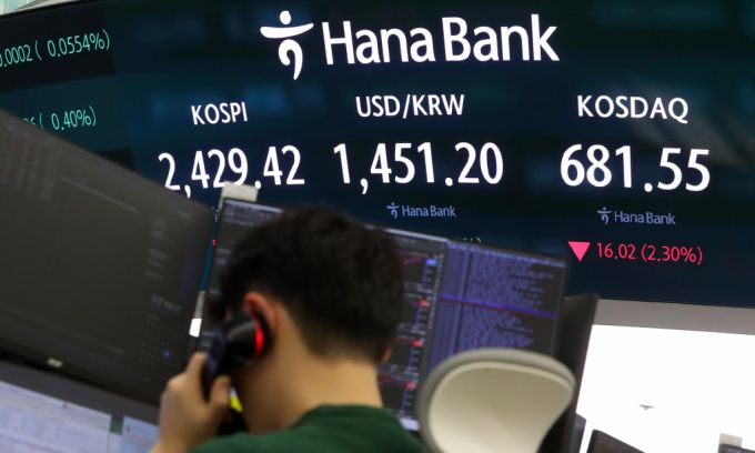 [서울=뉴시스] 김혜진 기자 = 코스피가 전 거래일(2484.43)보다 57.88포인트(2.33%) 하락한 2426.55에 개장한 19일 오전 서울 중구 하나은행 딜링룸 전광판에 지수가 표시되고 있다.   코스닥 지수는 전 거래일(697.57)보다 15.04포인트(2.16%) 내린 682.53에 거래를 시작했다. 원·달러 환율은 전 거래일 주간거래 종가(1435.5원)보다 13.9원 오른 1453.0원에 출발했다. 2024.12.19. jini@newsis.com /사진=김혜진