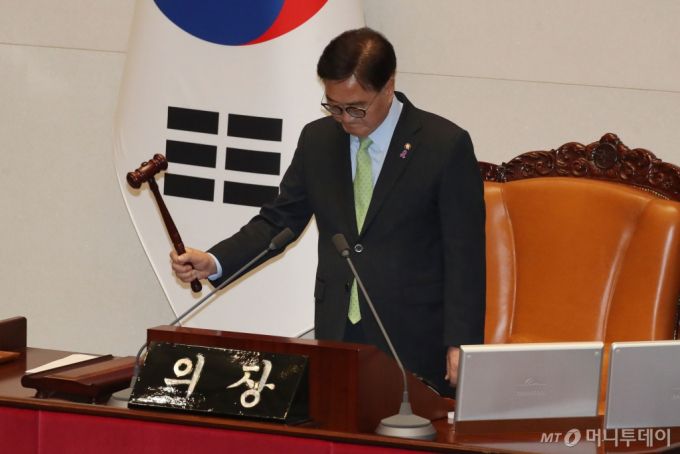 윤석열 대통령이 비상계엄령을 선포한 가운데 4일 새벽 서울 여의도 국회 본회의장에서 열린 본회의에서 우원식 국회의장이 비상계엄 해제 요구 결의안을 의결하고 있다. 2024.12.4/사진=뉴스1 /사진=(서울=뉴스1) 이광호 기자