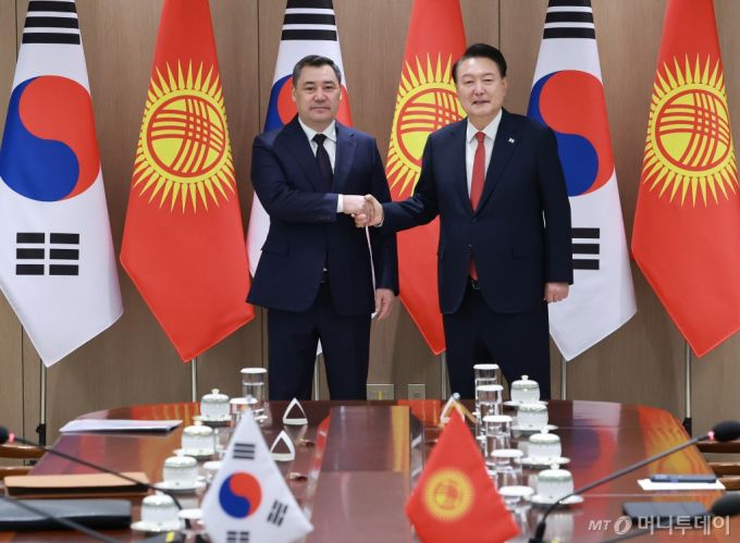 윤석열 대통령이 3일 서울 용산 대통령실에서 열린 한·키르기스스탄 정상회담에서 사디르 자파로프 키르기스스탄 대통령과 악수하며 기념촬영을 하고 있다. (대통령실통신사진기자단) 2024.12.03. /사진=뉴시스 /사진=최진석