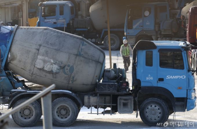 [서울=뉴시스] 김명년 기자 = 23일부터 대한건설자재직협의회(건자회)와 수도권 레미콘 업계(서울ㆍ경기ㆍ인천)가 2025년도 레미콘 협정단가 4차 협상을 진행한다. 앞선 3차 협상에서 레미콘 업계는 내년도 레미콘 단가를 ㎥당 3000원(3.2%) 인상을 요구했다. 반면, 건자회는 ㎥당 5500원(5.8%) 인하를 제시했다. 양측의 가격 차는 8500원에 달한다. 현재 수도권 레미콘 단가는 ㎥당 9만3700원이다. 사진은 이날 오전 서울 시내 레미콘 공장 모습. 2024.12.23. kmn@newsis.com /사진=김명년