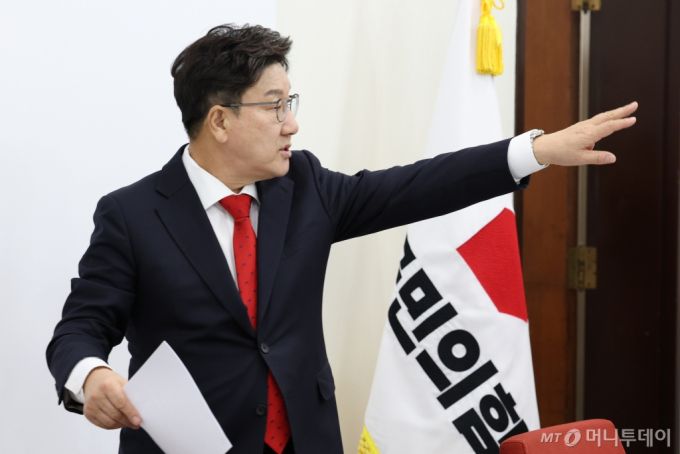 권성동 국민의힘 대표 권한대행 겸 원내대표가 24일 오후 서울 여의도 국회에서 가진 현안 관련 기자간담회에 참석하고 있다. 2024.12.24/사진=뉴스1 /사진=(서울=뉴스1) 이광호 기자