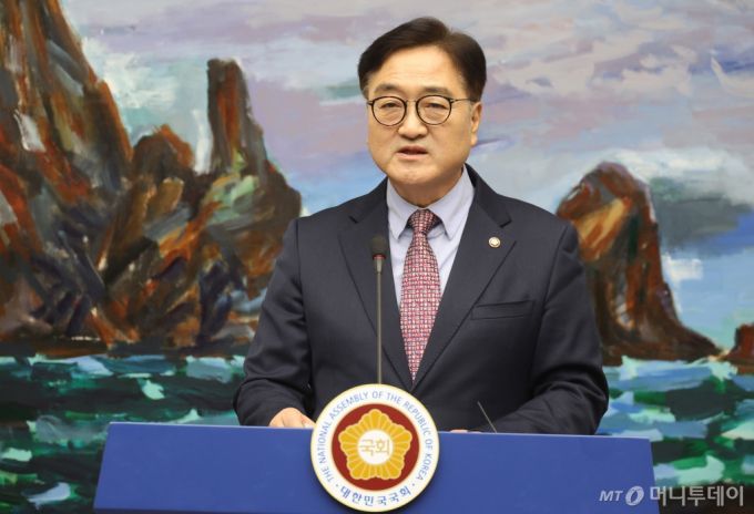 [서울=뉴시스] 조성봉 기자 = 우원식 국회의장이 24일 오후 서울 여의도 국회에서 현안 관련 기자회견을 하고 있다. 우 국회의장은 기자회견에서 "한덕수 대통령 권한대행 국무총리는 국회가 헌법재판관 선출해 보내면 임명해야 한다", "특검은 국민의 요구다, 견해충돌 언급은 온당치 않다"고 발언했다. 2024.12.24. suncho21@newsis.com /사진=조성봉