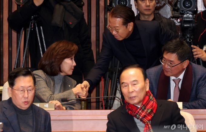 국민의힘 비대위원장에 지명된 권영세 의원이 24일 오전 서울 여의도 국회에서 열린 의원총회에서 나경원(왼쪽) 의원과 악수를 하고 있다. 2024.12.24. /사진=뉴시스 /사진=조성봉