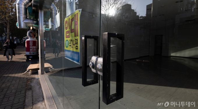 (서울=뉴스1) 이승배 기자 = 장기화된 경기 침체 여파로 소상공인 폐업 공제금 지급 규모가 1조3,000억 원을 돌파해 사상 최대치를 기록했다. 중소기업중앙회에 따르면 올해 노란우산 폐업 공제금은 지난달까지 1조3,019억 원이 지급된 것으로 나타났다. 이는 지난해 같은 기간 지급된 1조1,820억 원보다 10.1% 증가한 것으로 역대 최대다.  26일 서울 시내의 한 상가에 임대 안내가 게시돼 있다. 2024.12.26/뉴스1  Copyright (C) 뉴스1. All rights reserved. 무단 전재 및 재배포,  AI학습 이용 금지. /사진=(서울=뉴스1) 이승배 기자