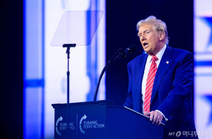 (피닉스 AFP=뉴스1) 우동명 기자 = 도널드 트럼프 미국 대통령 당선인이 22일(현지시간) 애리조나주 피닉스에서 열린 보수 단체 '터닝 포인트'의 '아메리카 페스트' 행사에 참석해 “파나마 운하 수수료는 터무니없고 매우 불공평하다. 파나마 정부에 운하의 소유권 반환을 요구할 수 있다"고 밝히고 있다. 2024.12.23  ⓒ AFP=뉴스1  Copyright (C) 뉴스1. All rights reserved. 무단 전재 및 재배포,  AI학습 이용 금지. /사진=(피닉스 AFP=뉴스1) 우동명 기자