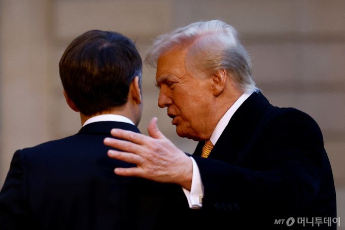 (파리 로이터=뉴스1) 우동명 기자 = 도널드 트럼프 미국 대통령 당선인이 7일(현지시간) 노트르담 대성당 재개관 기념식 참석차 프랑스를 방문해 파리 엘리제 궁에서 에마뉘엘 마크롱 대통령과 만나고 있다. 2024.12.08  ⓒ 로이터=뉴스1  Copyright (C) 뉴스1. All rights reserved. 무단 전재 및 재배포,  AI학습 이용 금지. /사진=(파리 로이터=뉴스1) 우동명 기자